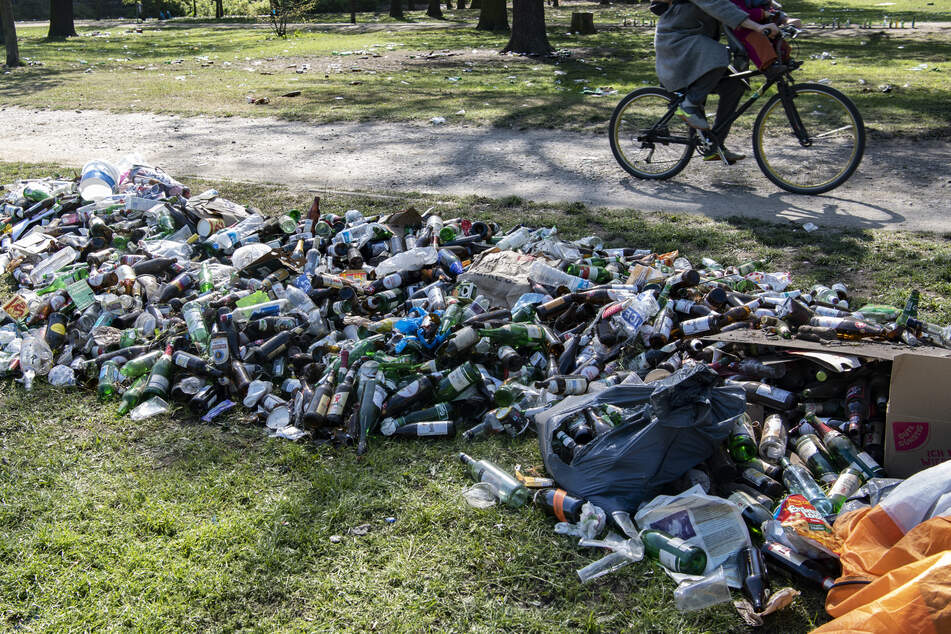 Nach dem 1. Mai waren zahlreiche Grünanlagen und Parks in der Hauptstadt mit Müll und Hinterlassenschaften verdreckt.