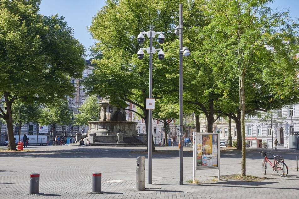 Der Hansaplatz im Hamburger Stadtteil St. Georg ist Drehkreuz für Drogen. Zum Leidwesen der Anwohner und Unternehmer.