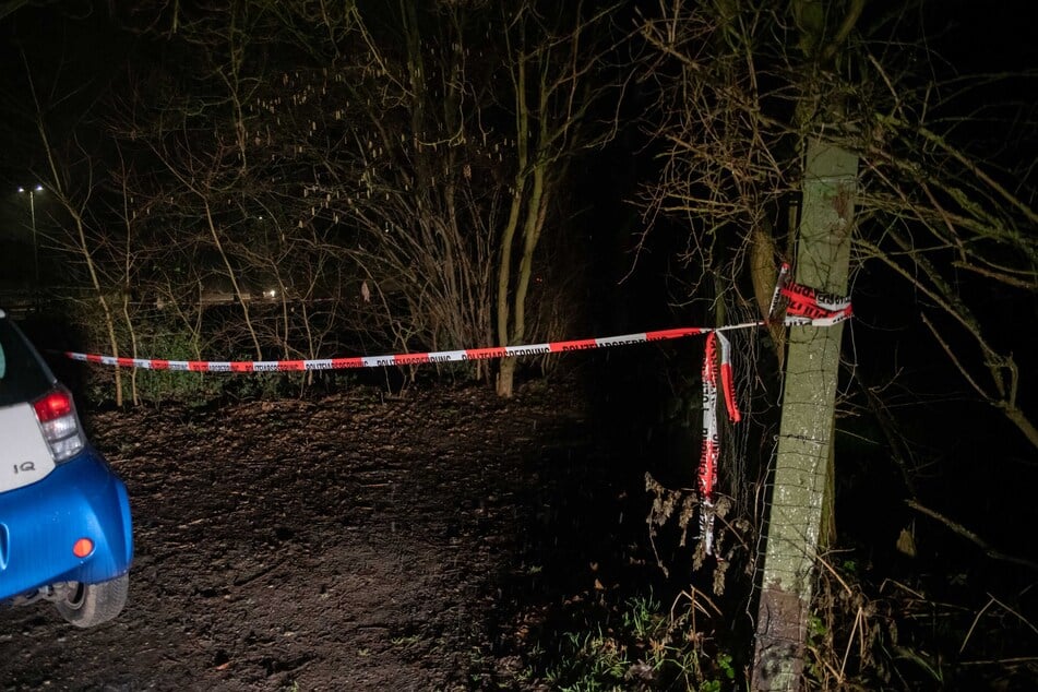 Der Bereich um den Fundort am See wurde von der Kriminalpolizei abgesperrt.