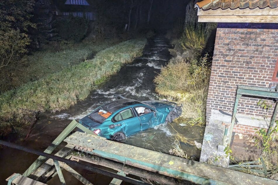 Am Donnerstagabend ist ein Auto in der Wiedau gelandet.