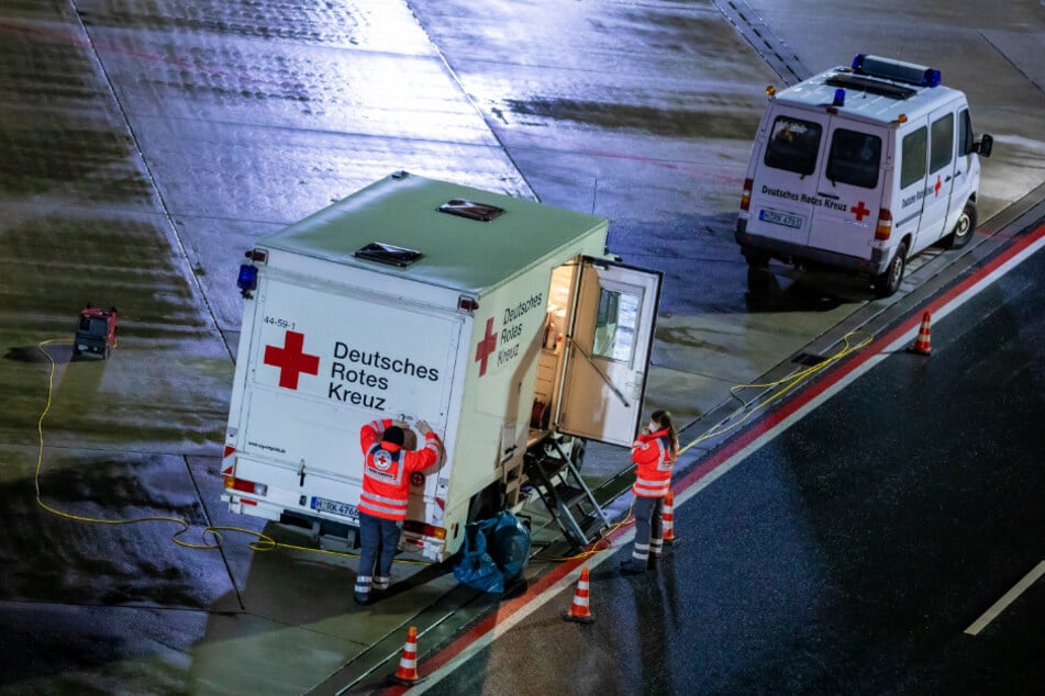 Einsatzfahrzeuge des Rettungsdienstes und die Flughafenfeuerwehr stehen auf dem Gelände des Flughafens Hannover-Langenhagen.