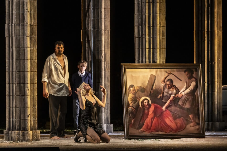 Leidende Kundry (Michèle Losier, v.), dahinter Eric Cutler (l.) und Leander Wilde als Parsifal und sein Alter Ego.