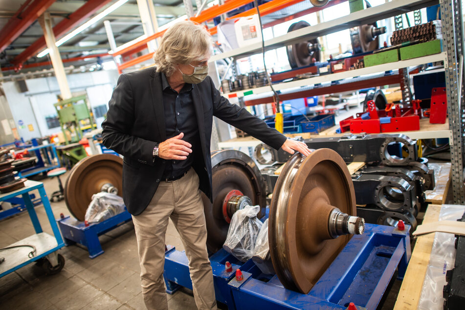 Michael Krietemeyer, Leiter der Schwebebahn-Technik, zeigt im Schwebebahn-Depot in Vohwinkel auf ein beschädigtes Rad.