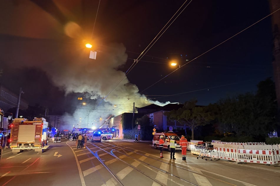 Hunderte Einsatzkräfte waren seit Freitagabend an der Grundschule in der Wiesenstraße im Einsatz.