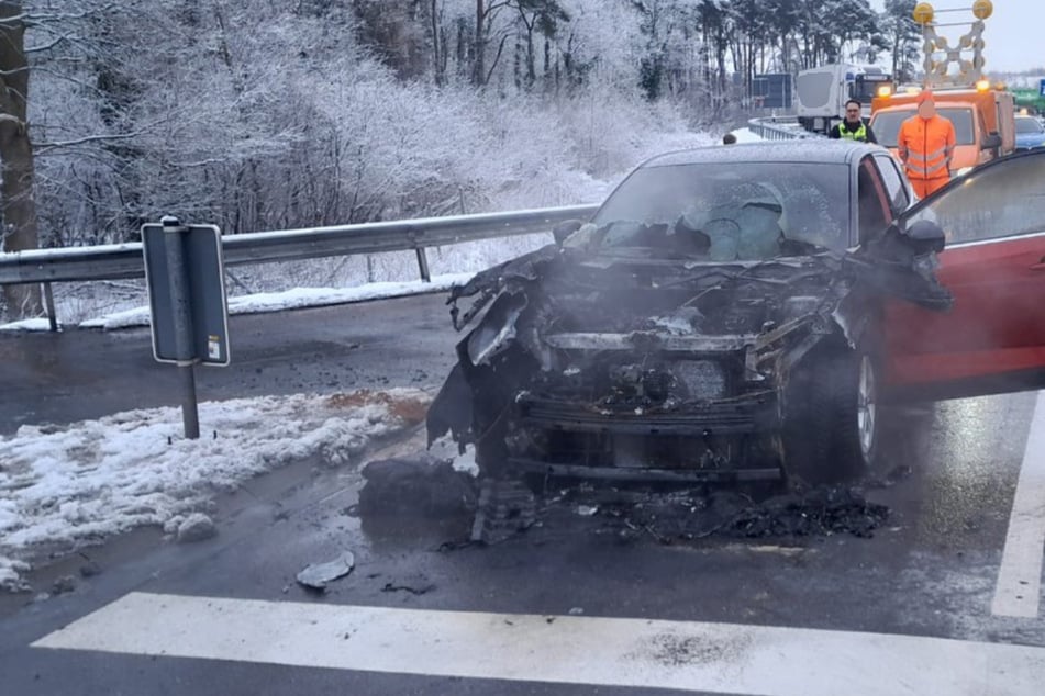 Auto steht plötzlich in Flammen: Fahrer verletzt