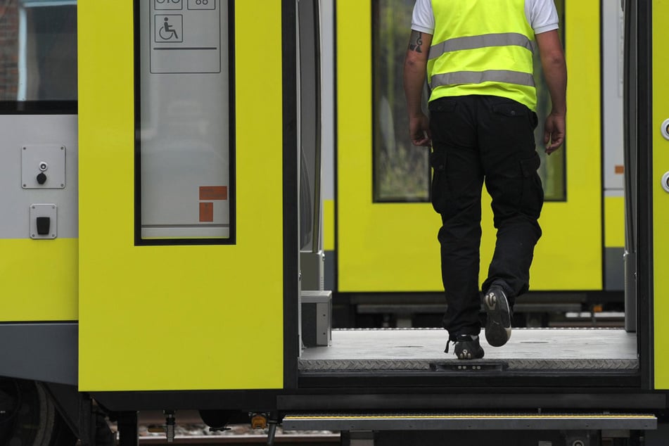 München: Sie war im falschen Zug: Bahnmitarbeiter soll junge Frau in Tür eingeklemmt und verletzt haben