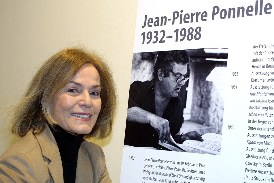 Margit Saad-Ponnelle im Jahr 2002 neben einem Bild ihres Ehemanns, den Regisseur, Bühnen- und Kostümbildner Jean-Pierre Ponnelle (†1988).