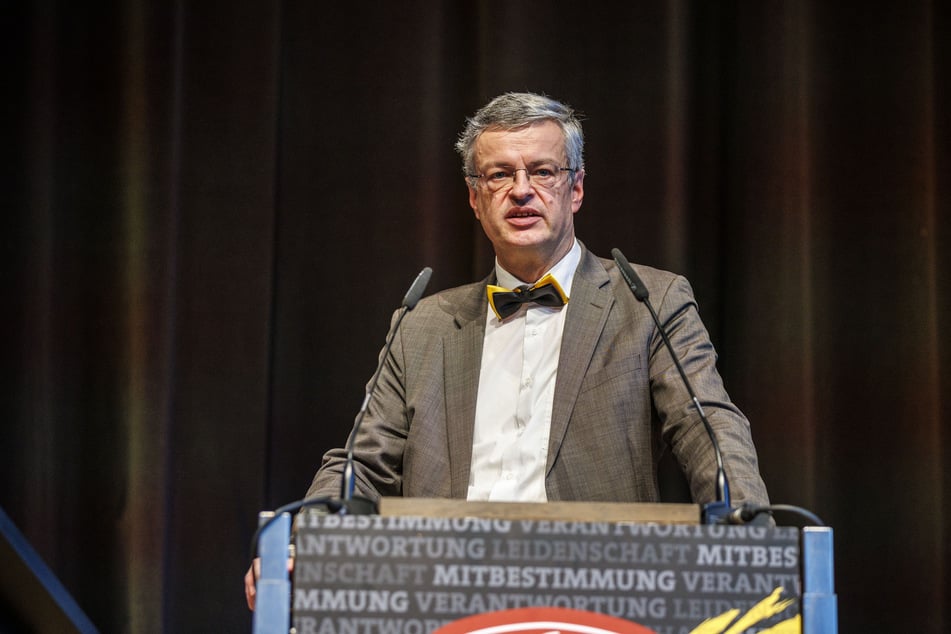 Vizepräsident Dr. Michael Bürger (53) erläuterte eine kurzfristige Antragsänderung zur Entlastung des Aufsichtsrats und entfachte damit eine leidenschaftliche Diskussion.