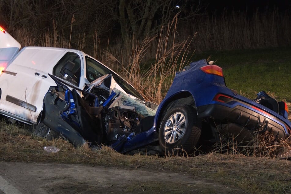 Der Transporter war frontal das blaue Auto gekracht. Zwei Personen an Bord starben, ein Kleinkind überlebte schwer verletzt.