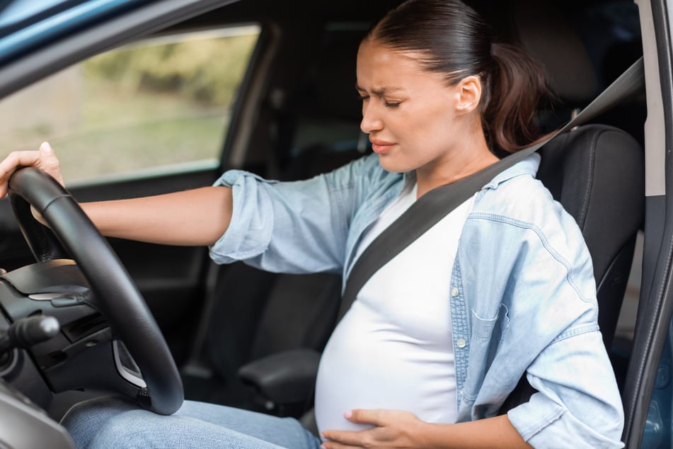 Nach dem Vorfall gaben die Mediziner Entwarnung: Sowohl die Autofahrerin als auch ihre ungeborenen Zwillinge überlebten den schlimmen Vorfall. (Symbolfoto)