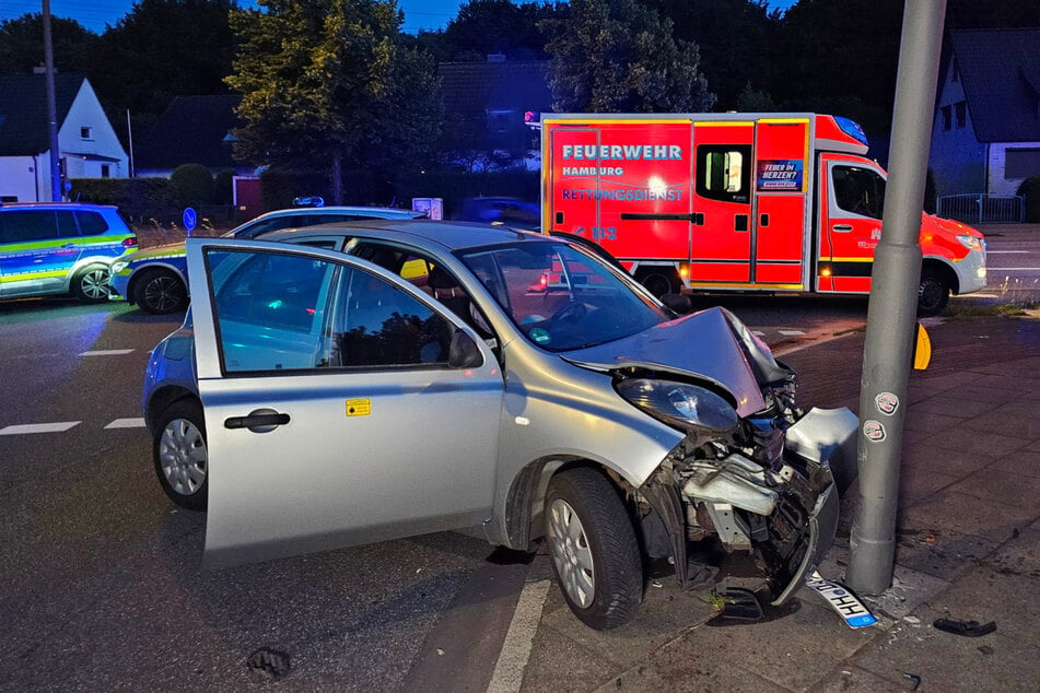 Am gestrigen Dienstagabend ist ein Auto mit zwei Insassen in Hamburg gegen eine Ampel gekracht. Die beiden Männer waren betrunken.