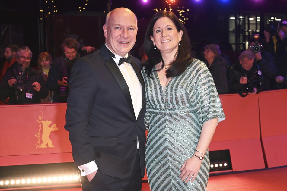 Geben auch beim Tennis sicherlich eine gute Figur ab: Bürgermeister Kai Wegner und seine Lebensgefährtin Katharina Günther-Wünsch (42, CDU).