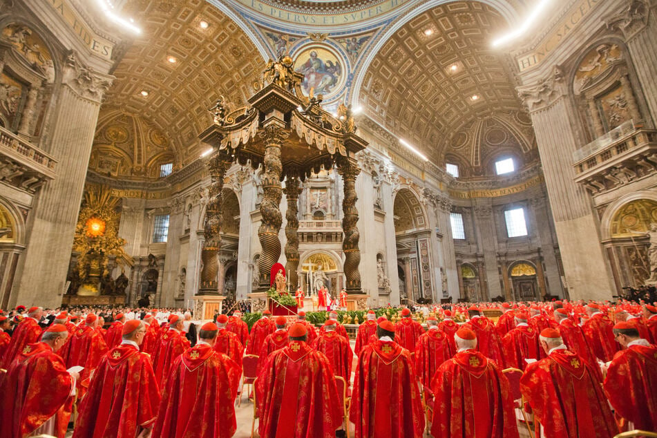 Im Falle eines Papst-Rücktritts müsste die Gemeinschaft der Kardinäle - das Konklave - ein neues Kirchen-Oberhaupt aus ihrer Mitte wählen.