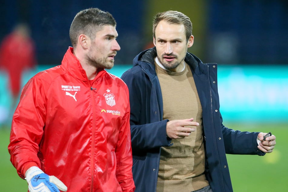 Nicht nur auf diesem Foto: Sportdirektor Toni Wachsmuth (r.) ist in intensiven Gesprächen mit Torhüter Johannes Brinkies.