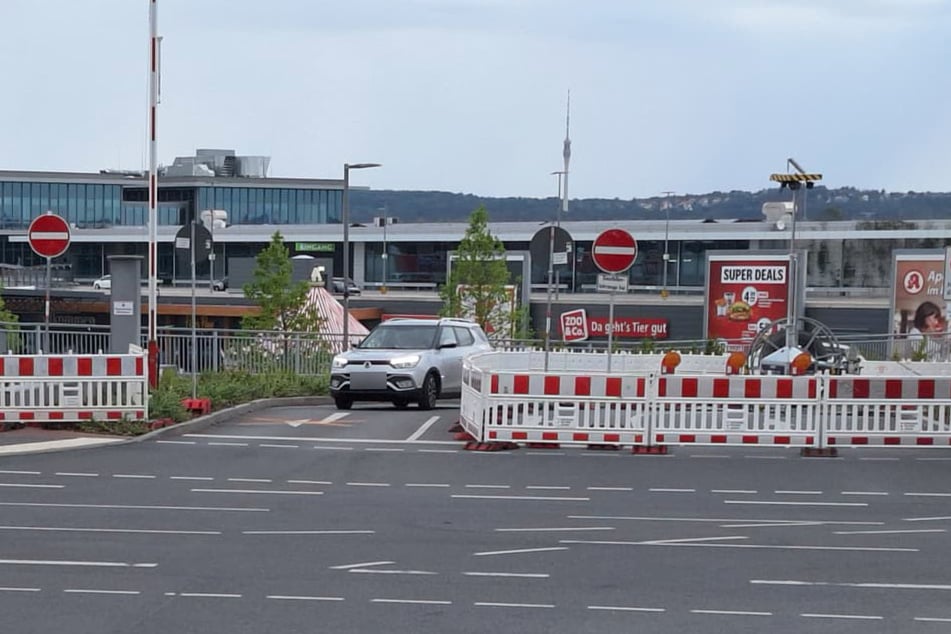 Nun ist die Ausfahrt vom oberen Parkdeck zur Michaelisstraße wieder möglich. Die Einfahrt bleibt weiterhin gesperrt.