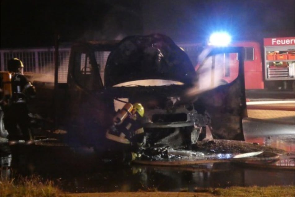 Mehrere Einsatzkräfte löschten das Fahrzeug.