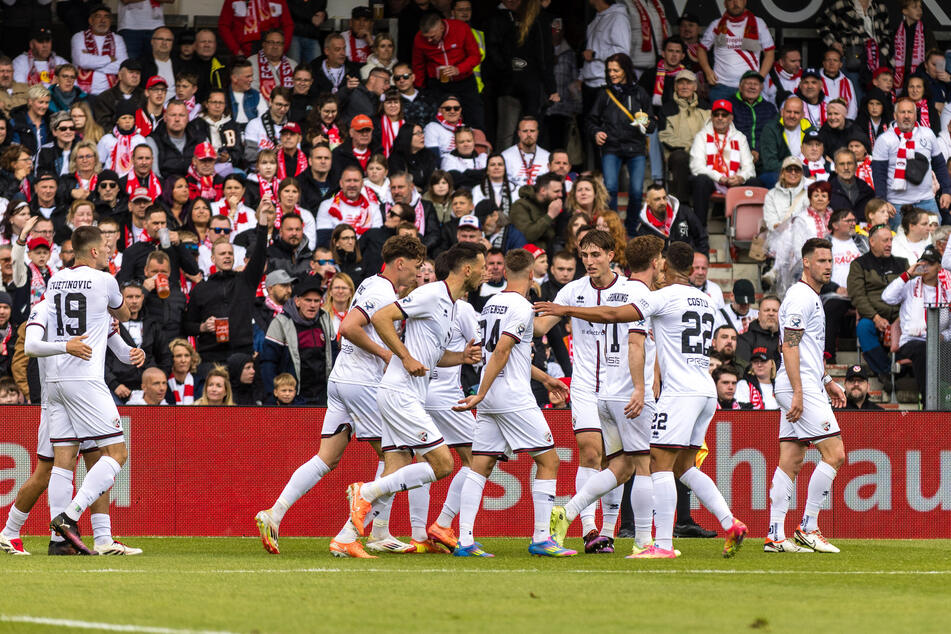 Wer findet den Fehler? Die im Vordergrund jubelnden Akteure sind trotz gleicher (weißer) Farbgebung auf den Tribünen nicht die Heimmannschaft, sondern das Gästeteam aus Ingolstadt.