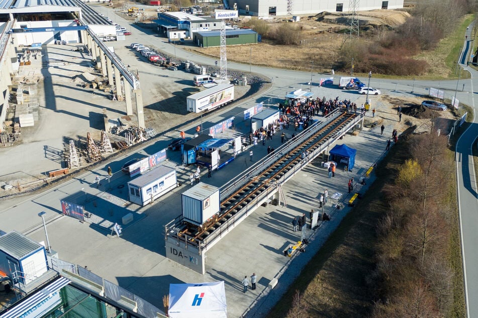 45 Meter lang ist die Versuchsbrücke in Bautzen. Mithilfe eines digitalen Zwillings soll der Zustand von Brücken künftig besser bewertet werden können.