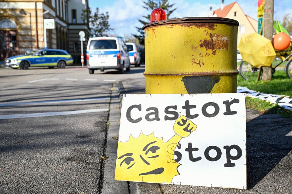 Am Bahnhof versammelten sich Gegner des Zwischenlagers in Philippsburg.