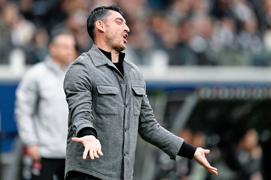 Eintracht Frankfurts Cheftrainer Albert Riera (43) will zukünftig mehr über das Kollektiv als einzelne Spieler sprechen.