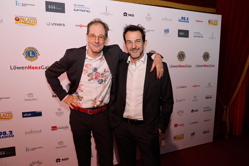 Chin Meyer zusammen mit Bruder und Schauspieler Hans-Werner Meyer (60) bei einem Charity-Event Anfang 2024.