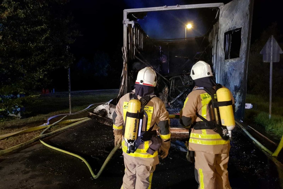 Während der Fahrt ist ein LKW hat am Donnerstagabend in Grevenbroich in Flammen aufgegangen. Der Fahrer reagierte geistesgegenwärtig.