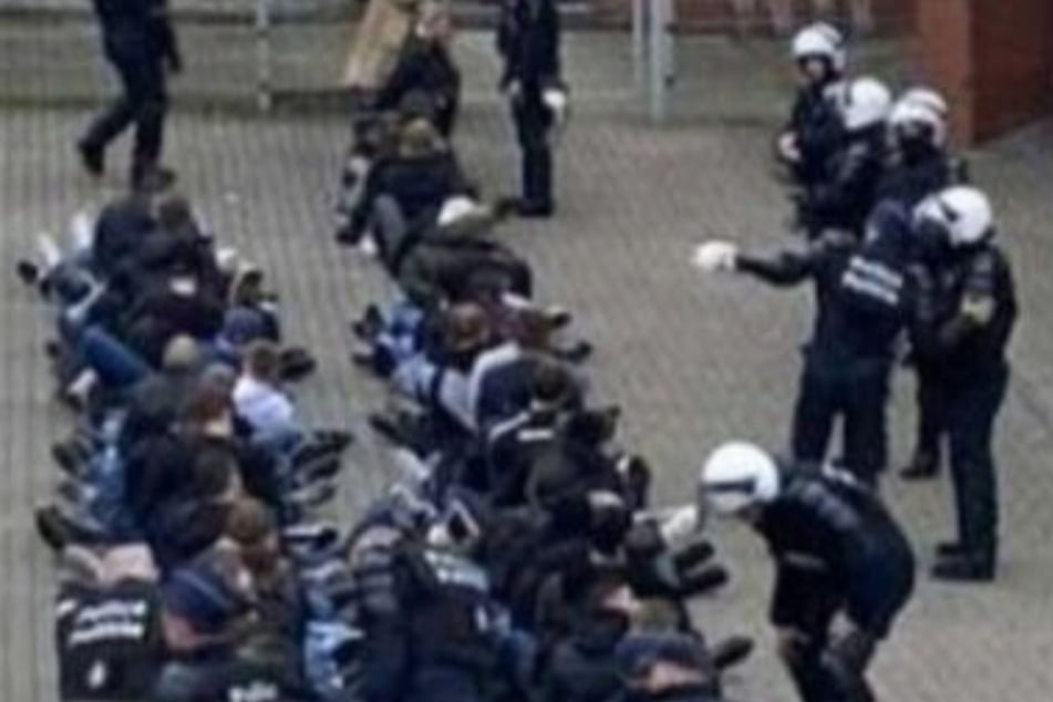Polizei lässt Fußballfans auf dem Hosenboden sitzen: Das sind die Gründe