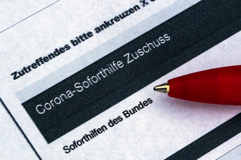 Ein Stift liegt auf einem Antrag für den Corona-Soforthilfe-Zuschuss.