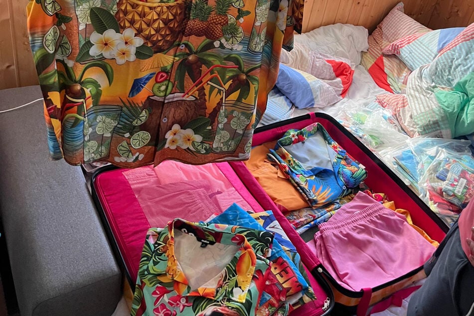 Einen ganzen Koffer voller Hawaii-Hemden nahm Baumann mit nach Griechenland, um den Hotelangestellten eine Freude zu machen.