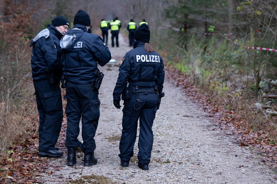 Zahlreiche Einsatzkräfte durchkämmten das Gebiet rund um den Fundort.