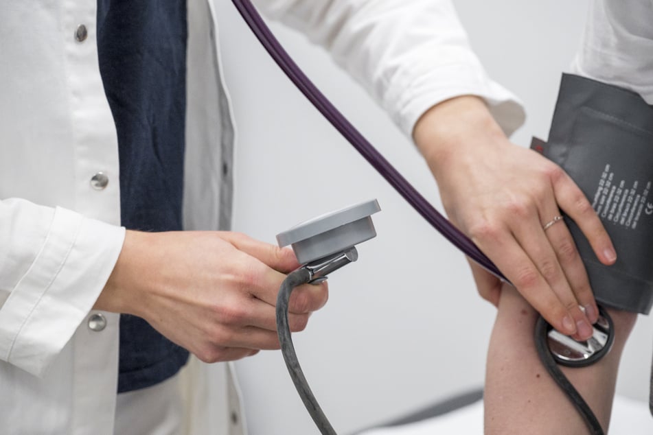 In der Kölner Flüchtlingsambulanz werden unbegleitete minderjährige Geflüchtete nach ihrer Ankunft in der Domstadt auf Herz und Nieren durchgecheckt. (Symbolbild)