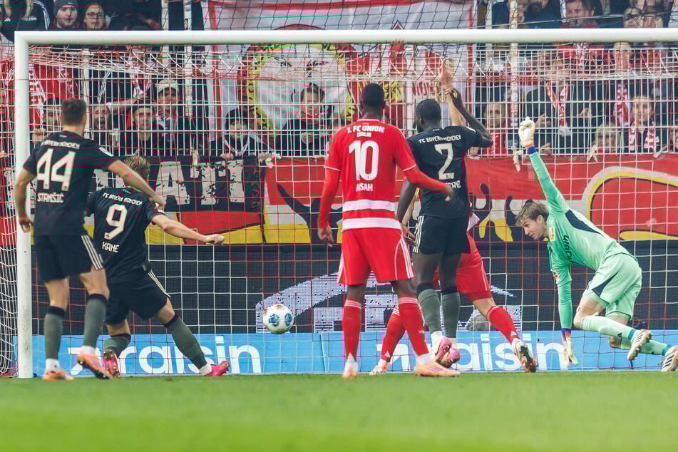 Im Hinspiel rettete Harry Kane (32, 2.v.l.) den Bayern noch einen Punkt.