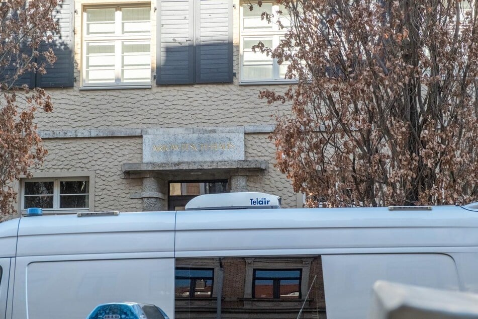 Die Sicherheitsmaßnahmen würden derzeit nicht verstärkt, erklärte die Polizei auf Anfrage. Man beobachte die Lage jedoch fortlaufend und stehe im engen Austausch mit den zuständigen Behörden.