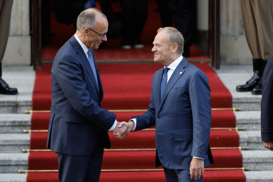 Bundeskanzler Friedrich Merz (69) bei seinem Antrittsbesuch in Polen. In Warschau kam der Kanzler mit dem polnischen Premier Donald Tusk (68, r.) zusammen.
