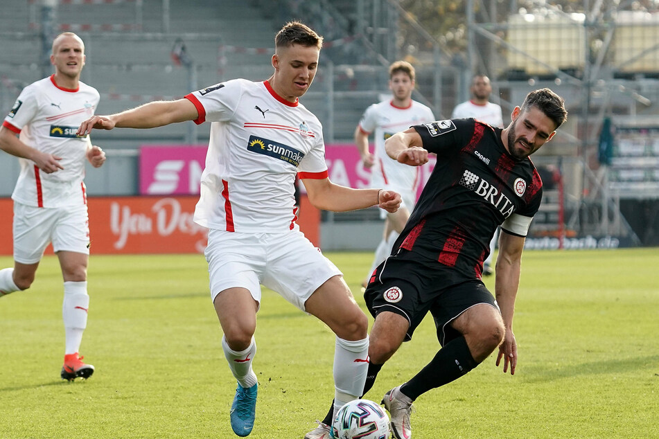 Dustin Willms (v.-l., hier im Zweikampf mit Wehens Innenverteidiger Sascha Mockenhaupt), erzielte den Treffer für Zwickau.