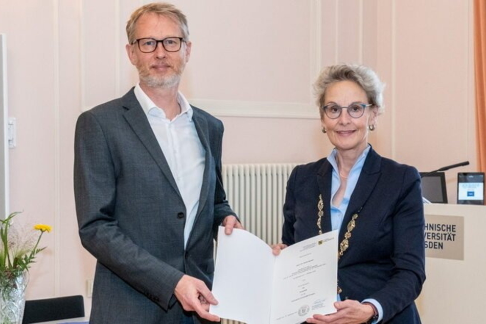 Hauke Bartels (55) und die Rektorin der TU Dresden, Ursula M. Staudinger (63), bei der Übergabe der Berufungsurkunde.