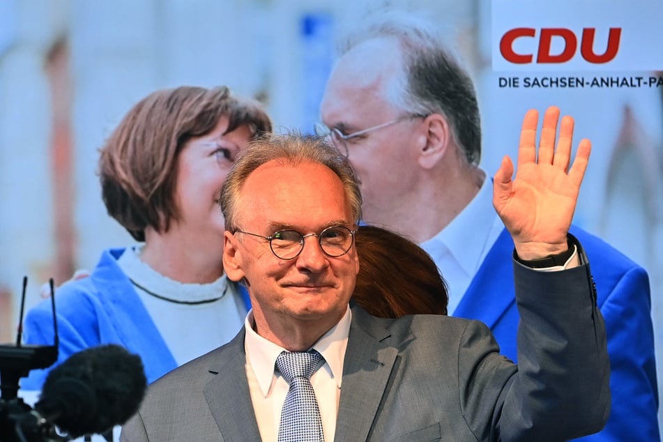 Ein glücklicher Sieger: Rainer Haseloff (67, CDU) führt nach ersten Hochrechnungen deutlich - AfD-Fans nehmen ihm das übel.