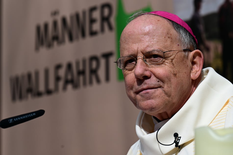 Bischof Ulrich Neymeyr feiert mit den Teilnehmern der Männerwallfahrt des Bistums Erfurt zum Klüschen Hagis im Eichsfeld am Feiertag Christi Himmelfahrt einen Gottesdienst.