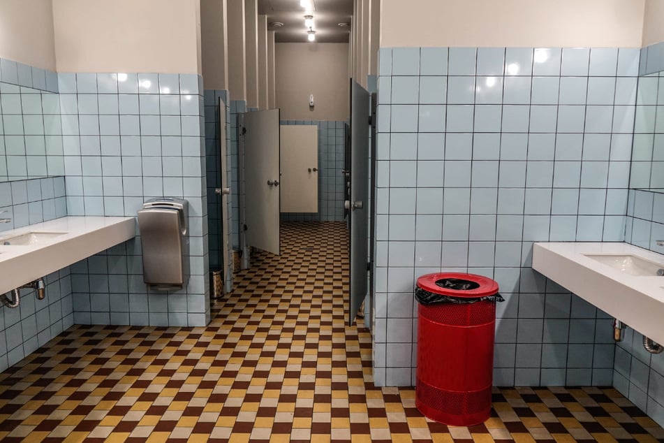 In einer Berufsfachschule in Coburg hat am Dienstagvormittag Toilettenpapier in einer Toilettenkabine gebrannt. (Symbolbild)