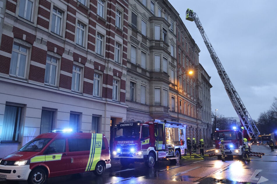 Die Feuerwehr überprüfte das Gebäude auch von einer Drehleiter aus.