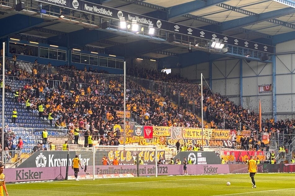 Blick auf den Gästeblock in der "SchücoArena".
