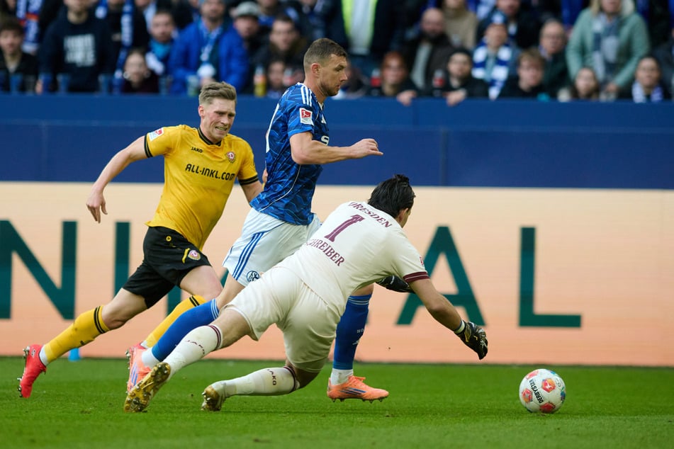 Edin Dzeko lässt die Führung liegen.