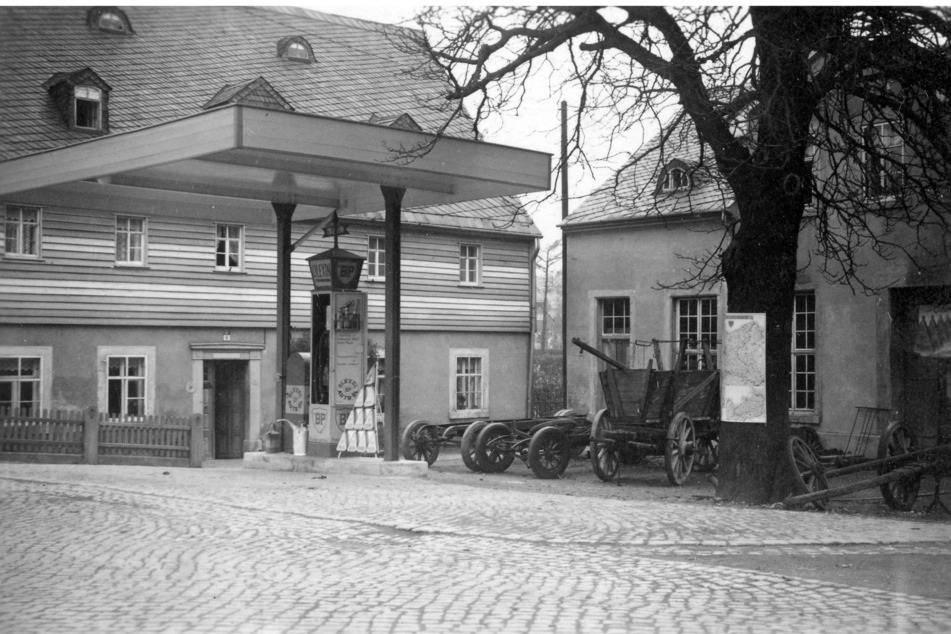Zwischendurch betrieb Schmiedemeister Kurt Hemmann eine Tankstelle vor der Werkstatt.