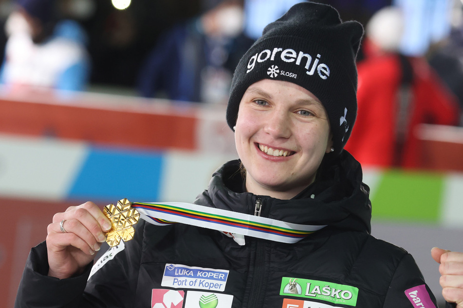 Erstplatzierte Ema Klinec aus Slowenien feiert mit ihrer Goldmedaille nach der Siegerehrung.