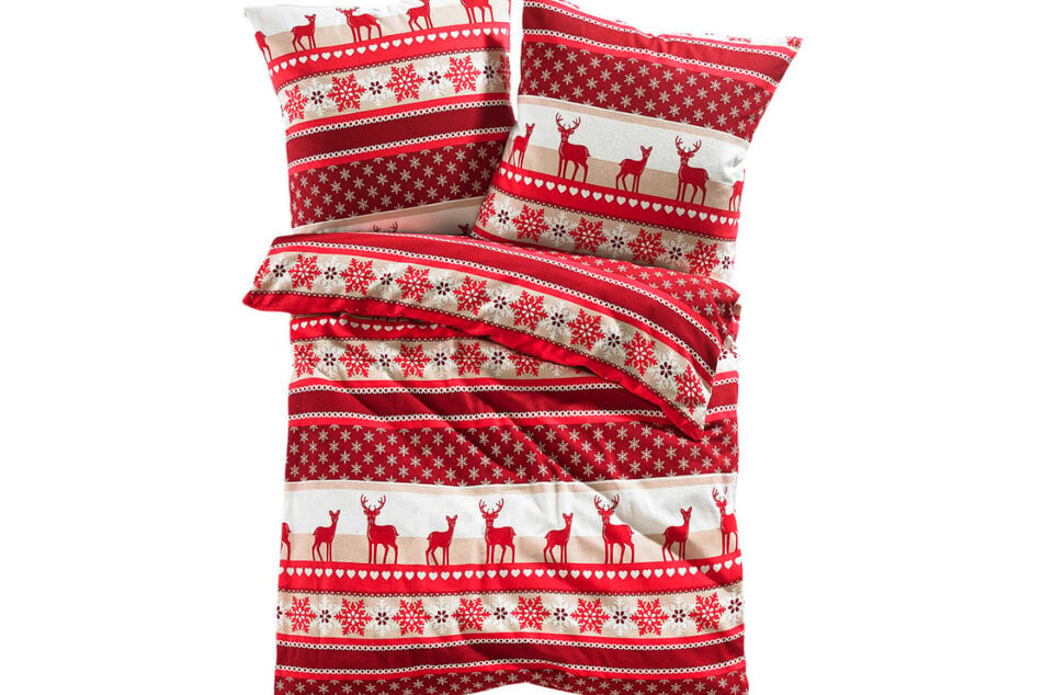Diese Winter-Bettwäsche hat ein süßes Elchmotiv und besteht zu 100 Prozent aus Baumwolle.