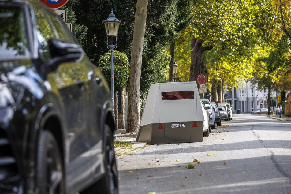Hinter einer Reihe von Autos steht der Enforcement Trailer mit dem Kennzeichen "HWI VE 217" auf der Platanenstraße und nimmt Autofahrer ins Visier.