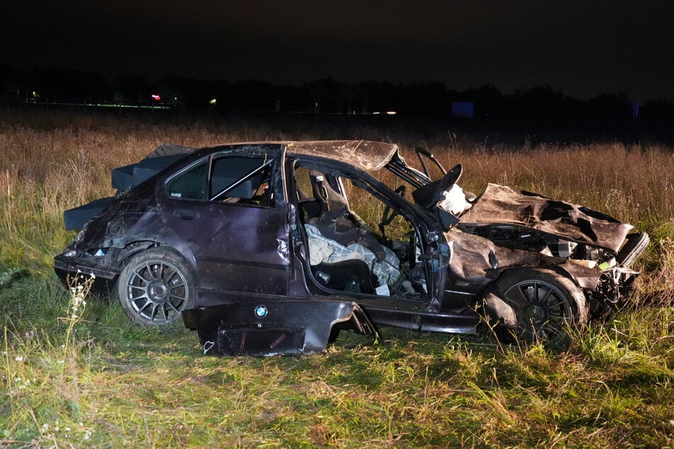 Der BMW ist durch den Unfall völlig zerstört.