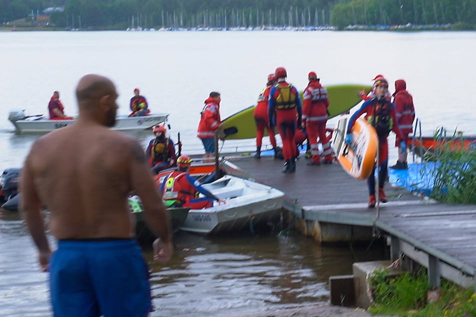Ein heftiges Unwetter hat am Sonntagmittag zu einem größeren Rettungseinsatz am Steinberger See geführt.
