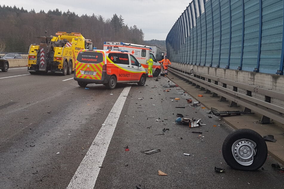 An der Unfallstelle liegen Trümmerteile. Die A8 musste voll gesperrt werden.