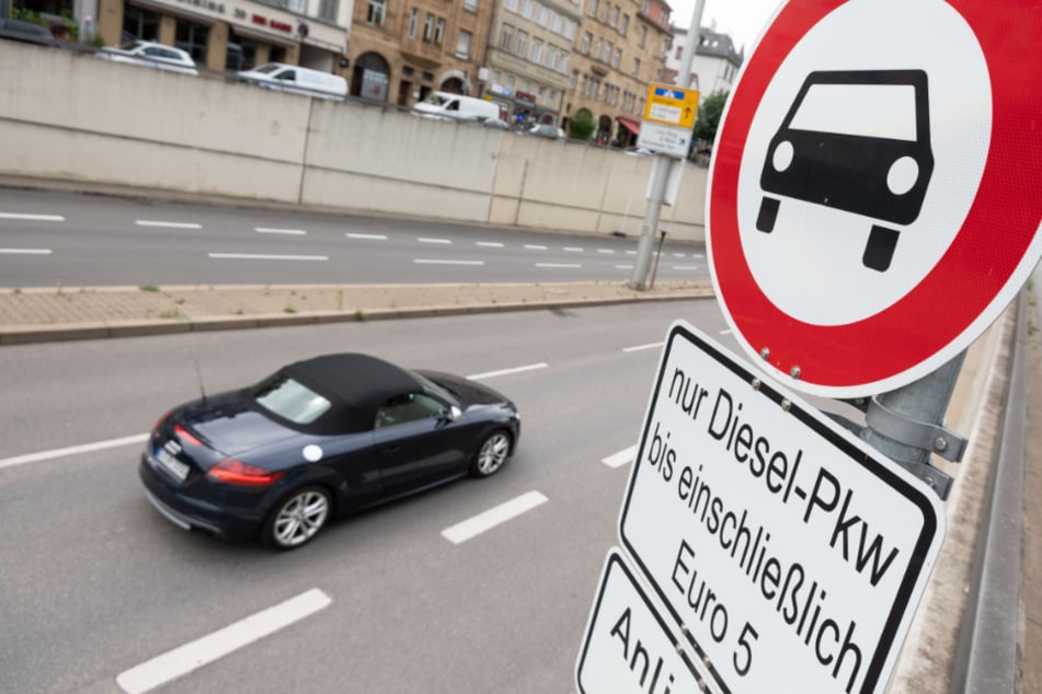 Ein Schild weist auf ein streckenbezogenes Fahrverbot für Diesel der Abgasnorm Euro 5 und schlechter in der Stuttgarter Innenstadt hin.